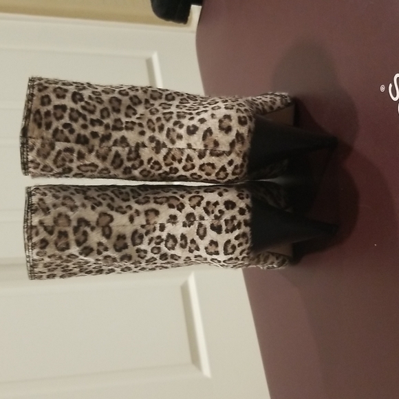 Stuart Weitzman Atomic West Leopard boots. - Picture 5 of 8